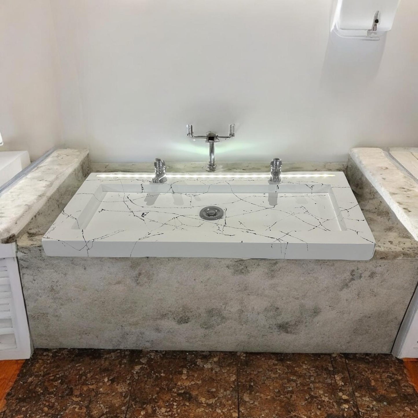 Plan Double Vasque en béton fibré cimenté blanc effet marbre avec LED à capteur de mouvement double robinetterie, fabriquer artisanalement en France par Gakeal