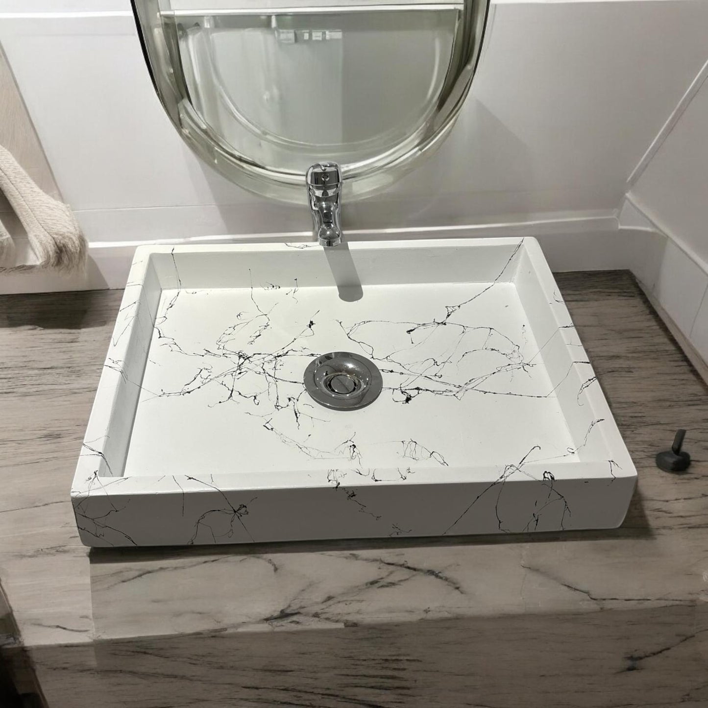 Vasque à poser en béton blanc effet marbre 47x35x7 ,fabriqué artisanalement en France par Gakeal