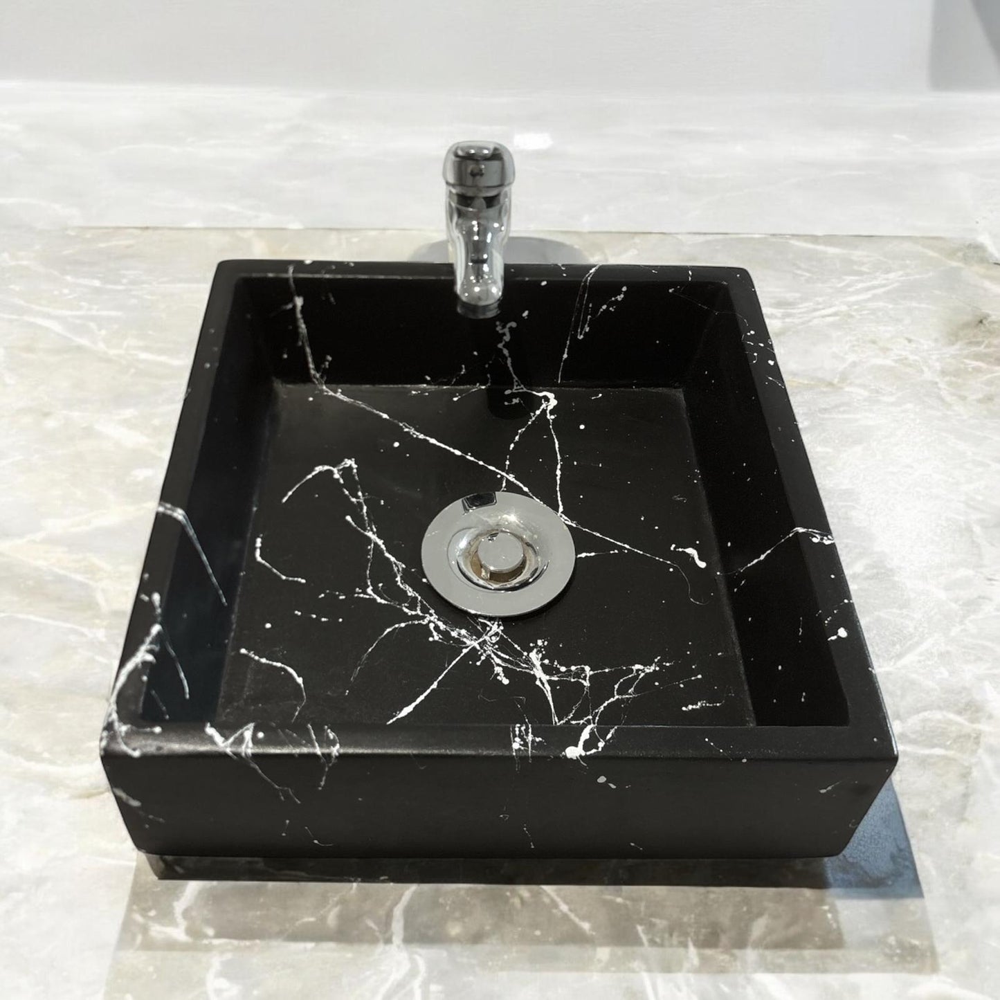 Vasque à poser carré en béton noir effet marbre ,fabriqué artisanalement en France par Gakeal