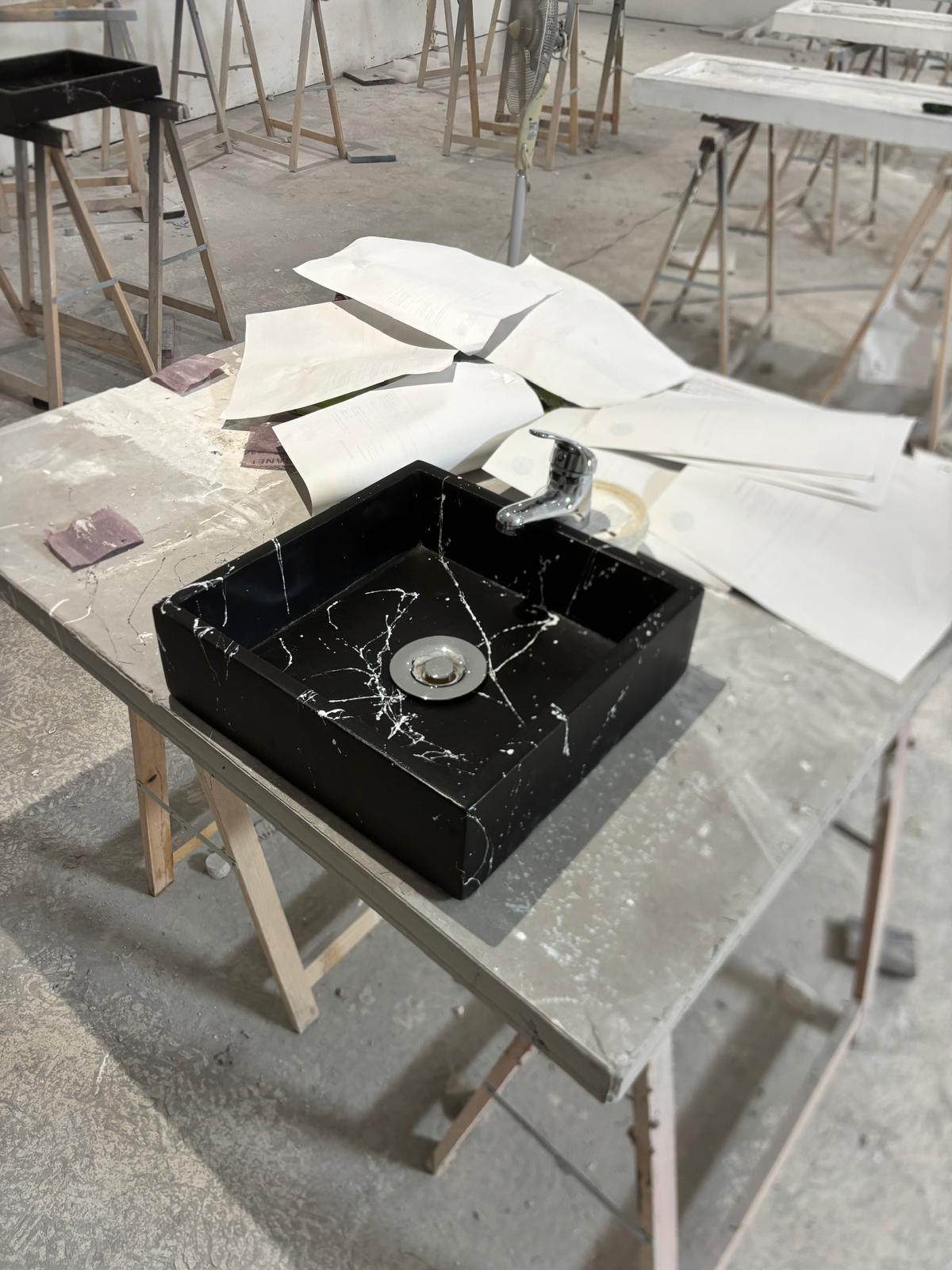 Vasque à poser carré en béton noir effet marbre ,fabriqué artisanalement en France par Gakeal