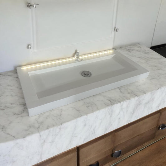 Plan Vasque en béton fibré cimenté blanc avec LED à capteur de mouvement simple robinetterie, fabriquer artisanalement en France par Gakeal
