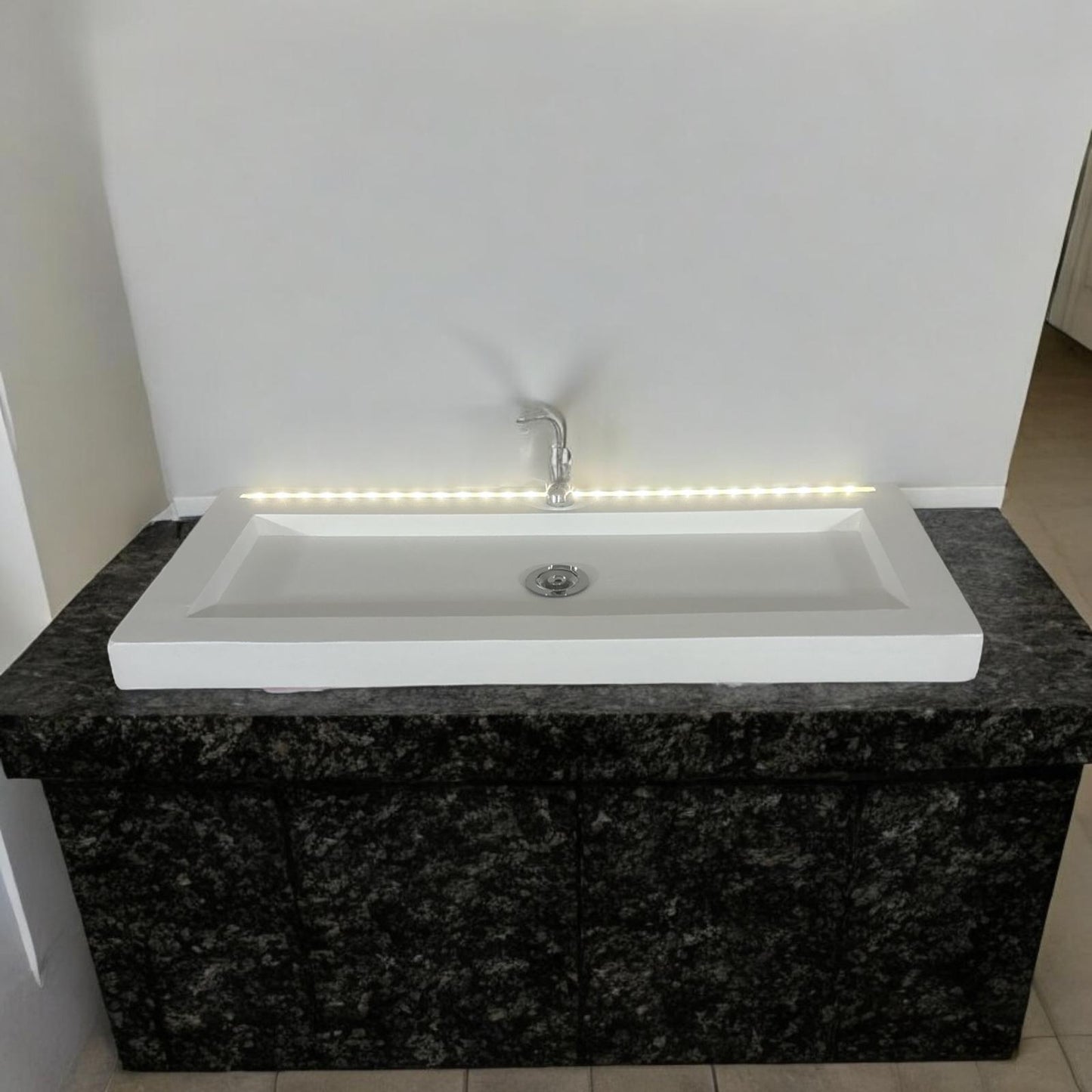 Plan Vasque en béton fibré cimenté blanc avec LED à capteur de mouvement simple robinetterie, fabriquer artisanalement en France par Gakeal