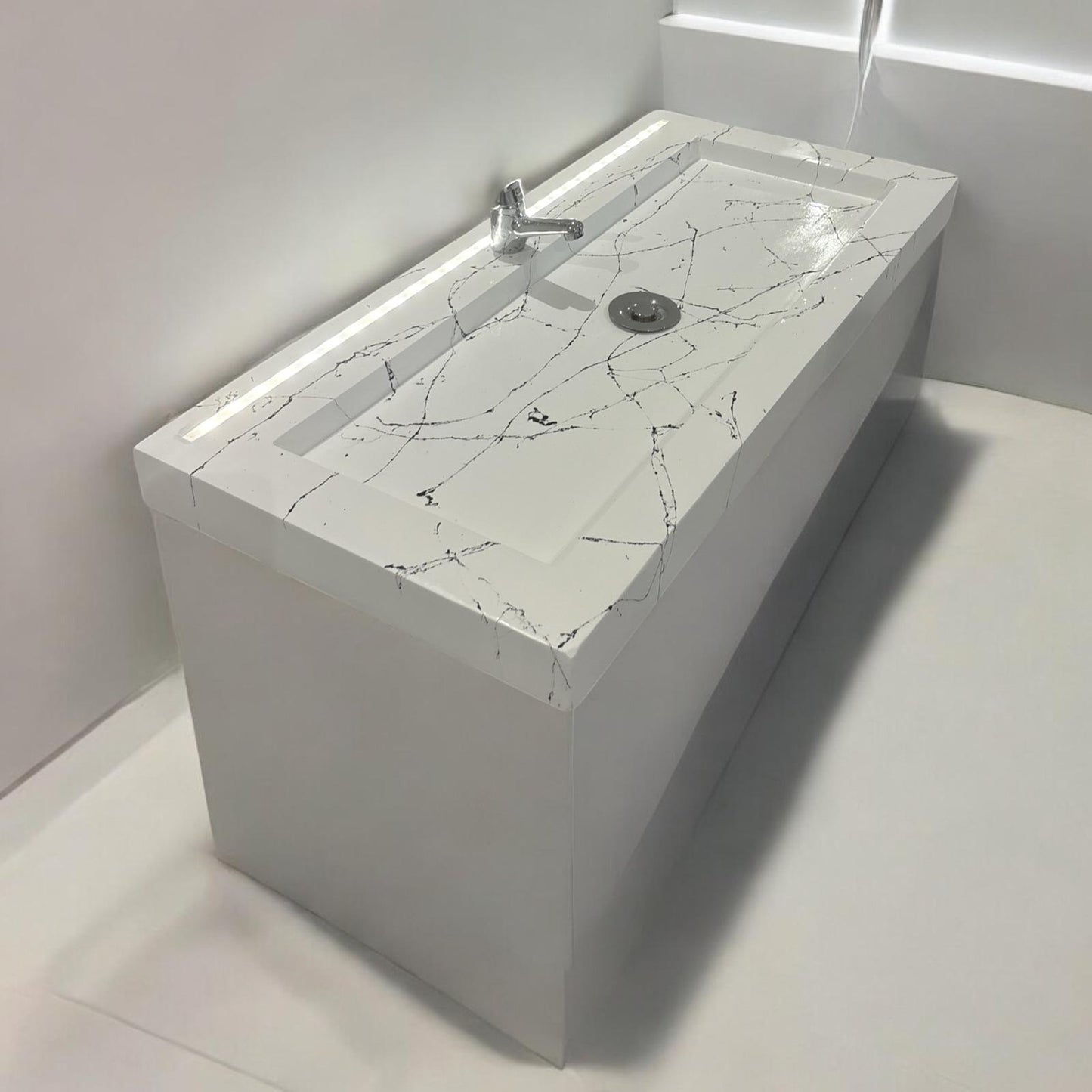 Plan Vasque en béton fibré cimenté blanc effet marbre  avec LED à capteur de mouvement simple robinetterie, fabriquer artisanalement en France par Gakeal
