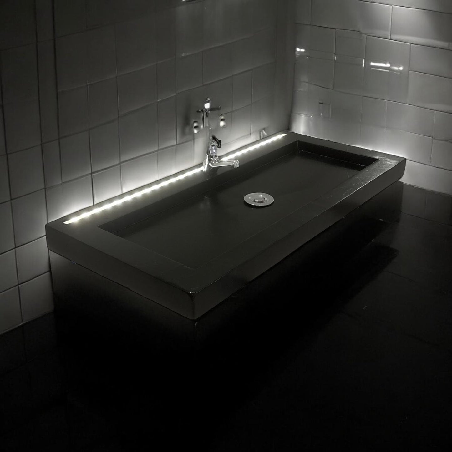 Plan Vasque en béton fibré cimenté noir avec LED à capteur de mouvement simple robinetterie, fabriquer artisanalement en France par Gakeal