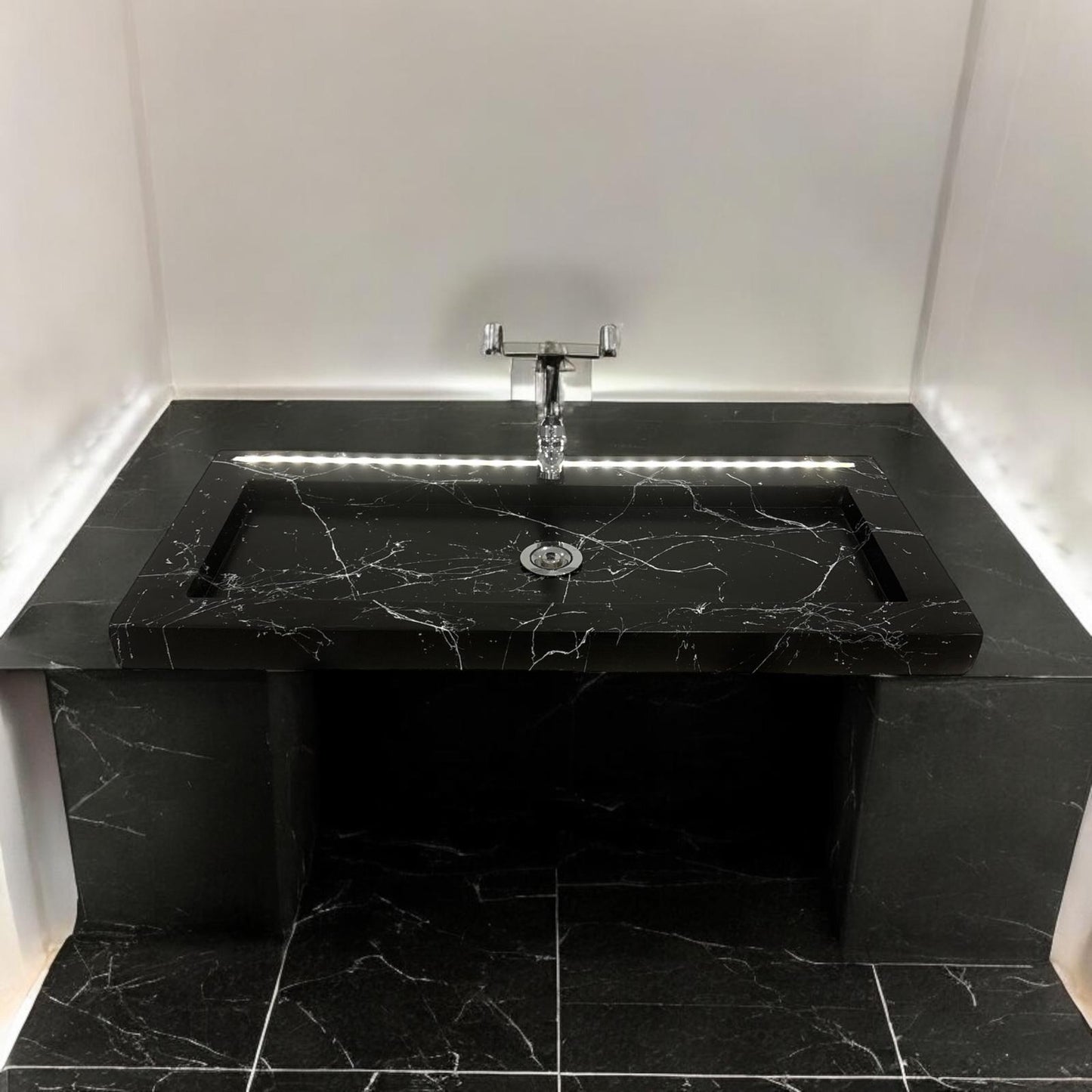 Plan Vasque en béton fibré cimenté noir effet marbre avec LED à capteur de mouvement simple robinetterie, fabriquer artisanalement en France par Gakeal