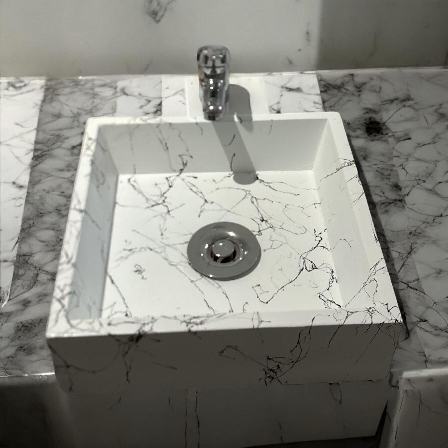 Vasque à poser en béton blanc effet marbre ,fabriqué artisanalement en France par Gakeal