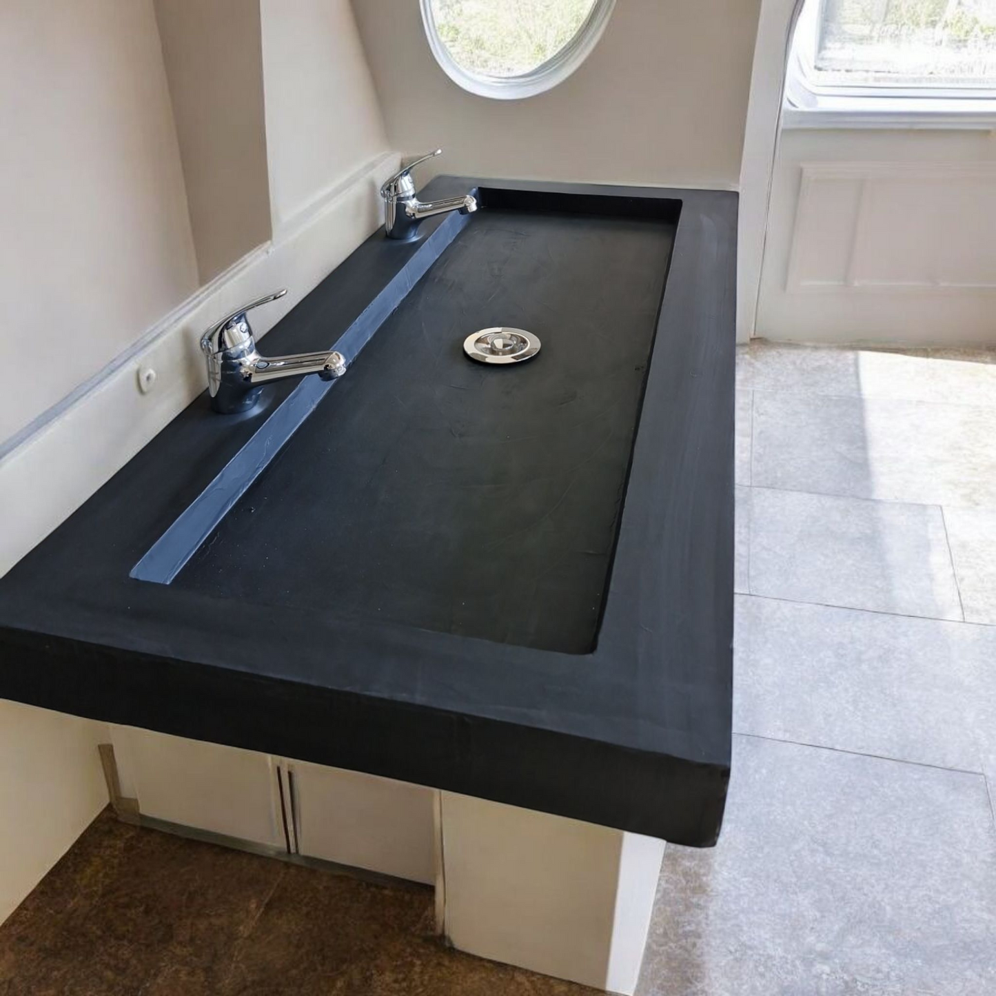 Plan double vasque en béton fibré cimenté effet ciré noir , fabriqué artisanalement en France par Gakeal